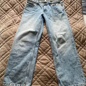 Zara jeans som säljs då jag köpte dom utav någon på Vinted men dom var alldeles för korta(är 172cm) och små. Finns lite skavanker som visas på bilderna