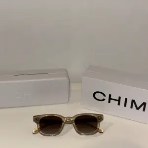 Chimi 02 Ecru, köpta april 2023 på Nk i Göteborg, använda sparsamt en sommar. Säljes pga köpt nya solglasögon. Kvitto finns.
