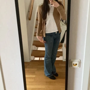 Kofta 💋 - Super fin kofta i mörk beige som har lite ribbat längst ner och vid armarna.❣️⭐️😻köpte på secondhand och har används få tal gånger 