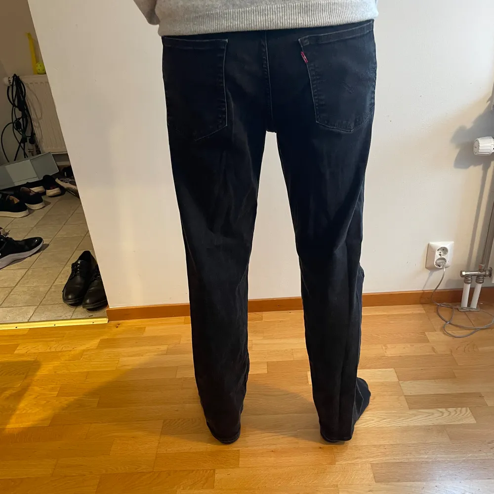 Svarta/ väldigt mörkgrå Levis 541 jeans. Storlek: W34 L34. Riktigt sköna. Jeans & Byxor.