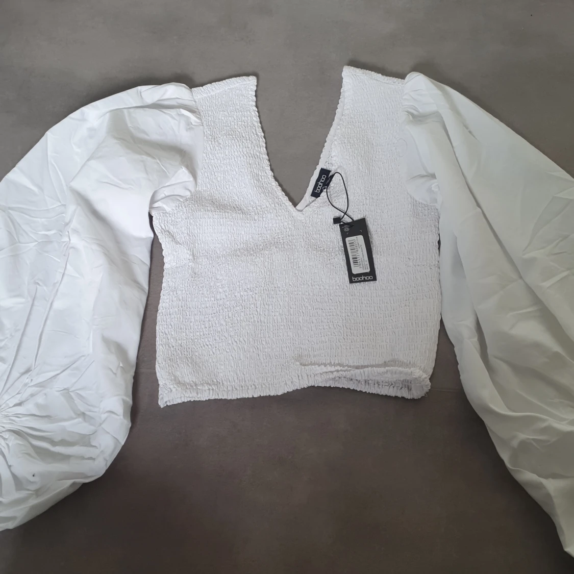 V-ringad blus m. Ballongärm