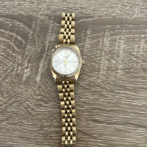 klocka - säljer min klocka från regal då den inte kommer till så mycket användning. den är i väldigt bra skick och använd ett fåtal gånger.