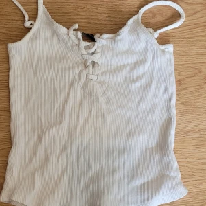 Linne  - vitt linne men korsettknytning på framsidan