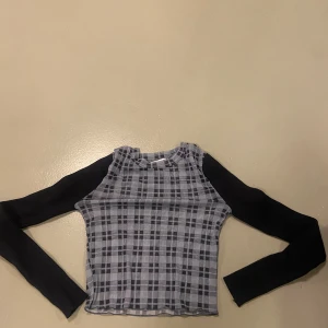 Topp  - Topp från zara, köpt några år sedan, använde en gång typ! Den lilla lappen när det står zara på har gått av på ena sidan, men det är det ända felet❤️