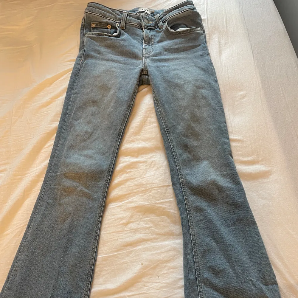 Ljusblåa bootcut jeans från lager 157 i lowboot. Knappt använda och väldigt bra skick. Passar mig i längden som är 160🥰. Jeans & Byxor.