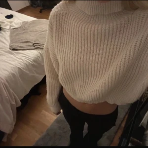 Croppad stickad tröja - Fin och mysig stickad tröja i creme vit färg. Kommer inte till användning längre. Minns inte vart den kommer ifrån, saknar lapp i nacken! Jag är vanligtvis en xs-s