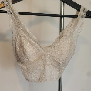 bralette  - fin bralette i krämvit färg använd men utan defekter 