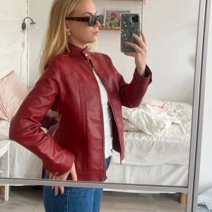 Röd skinnjacka  - Världens coolaste röda skinn jacka!! Perfekt färgklick till våren❤️❤️❤️