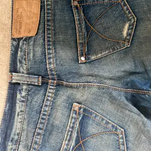 Skitsnygga lågmidjade bootcut jeans säljes. Älskar de men tyvärr är de försmå:( Kontakta mig för fler bilder eller vid frågor!🫶🏻