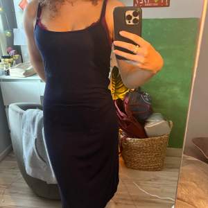 Super fin och skön mörkblå kläning!🩷väldigt stressig så passar säkert S och M med💞Kontakta mig om ni har någon fråga!💕 Står inte för frakt eller postens slarv🩷🩷