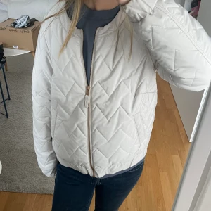 Jacka - Tunn dunjacka perfekt till våren! Beige/ljus rosa, storlek M men passar S också