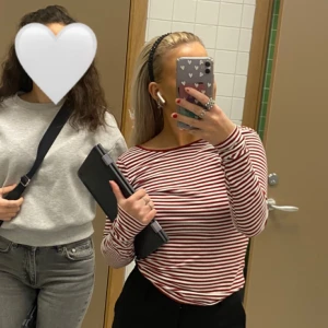 Tröja med öppen rygg  - Använt några få gånger 🤍 kommer tyvärr inte till användning! Har klippt bort lappen men tröjan är i storlek S 