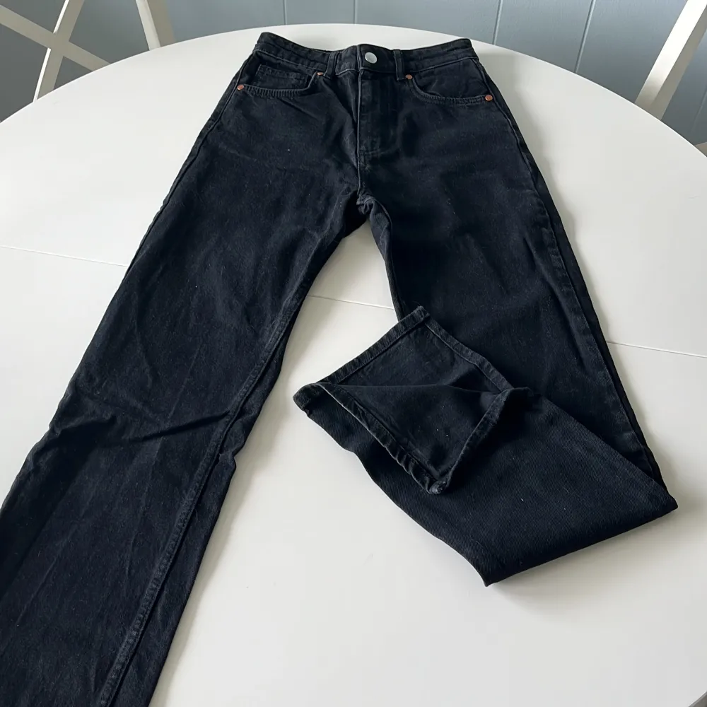 Svarta demin jeans men passformen straight. Inte använda endast provade. Har slits vid benets slut! . Jeans & Byxor.