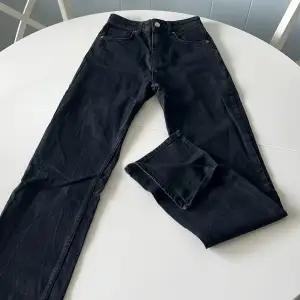 Svarta demin jeans men passformen straight. Inte använda endast provade. Har slits vid benets slut! 