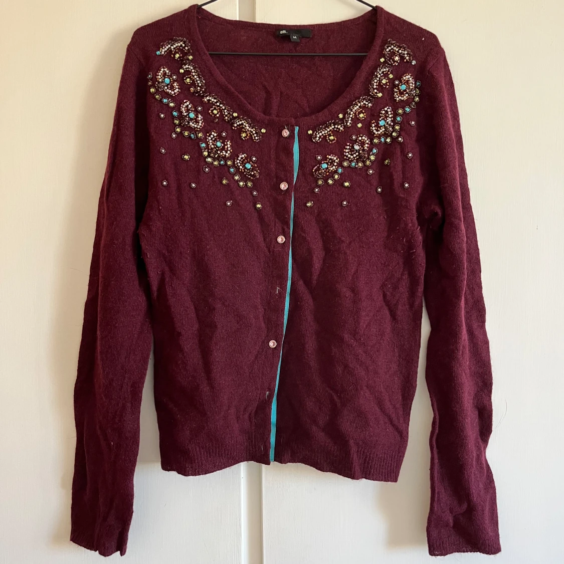 Fin vinröd/plommonröd kofta med pärlor
