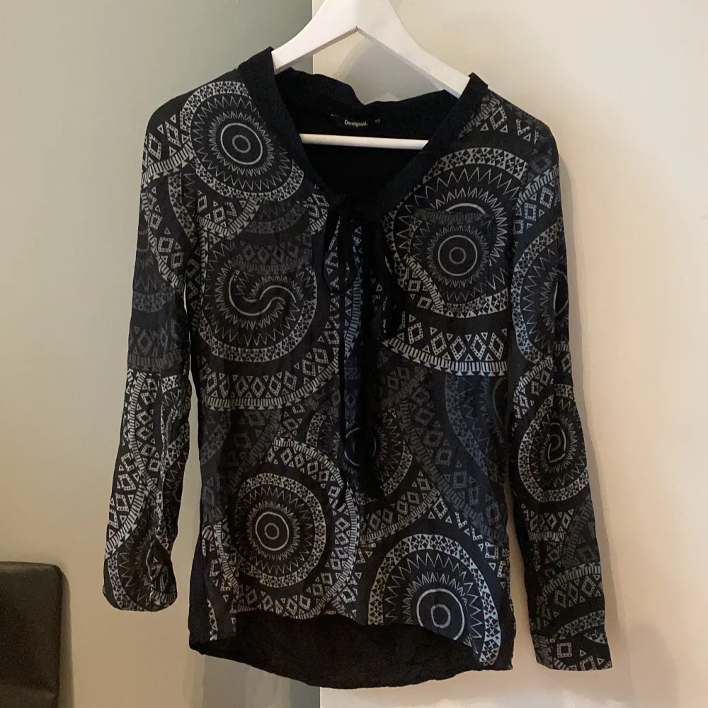 Så himla fin blus ifrån desigual✨ Väldigt bra skick. Knappt använt pga att den är lite för liten för mig! Storlek: XS. Blusar.