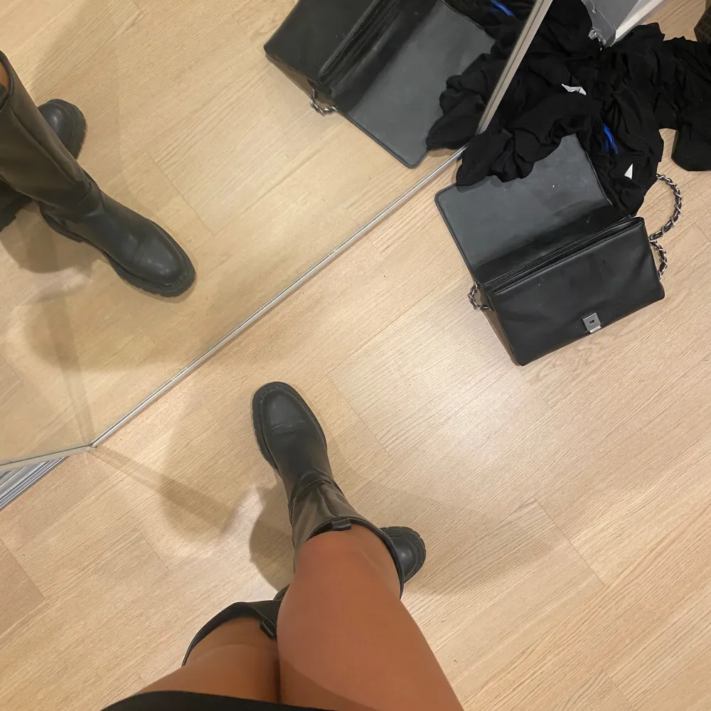 boots från monki i strl 39, ingen klack💞. Skor.