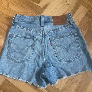 Ljusblå superfina levis jeansshorts i nyskick, perfekta till sommaren. Rensar min garderob så kolla min profil för fler annonser 🤩