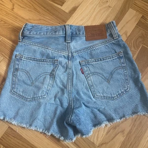 Levi’s jeansshorts - Ljusblå superfina levis jeansshorts i nyskick, perfekta till sommaren. Rensar min garderob så kolla min profil för fler annonser 🤩