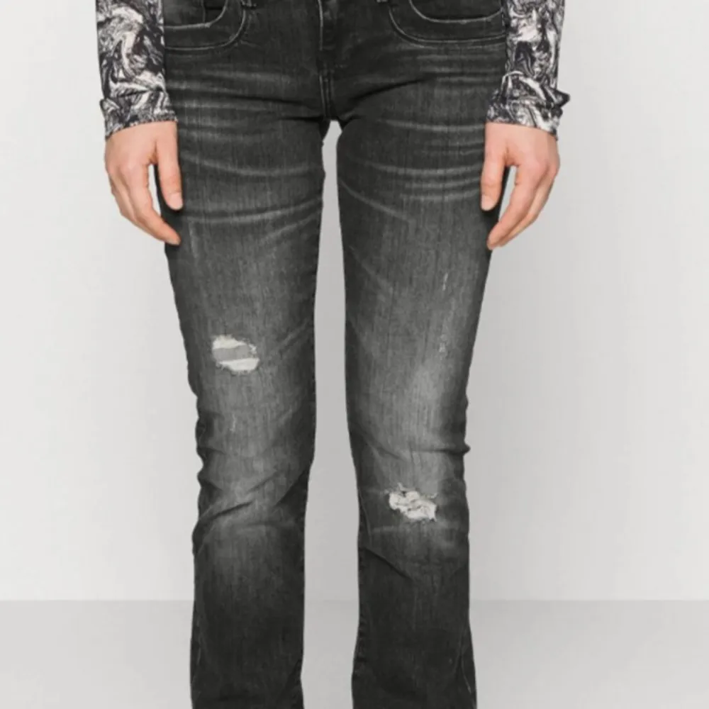 Super fina mörk grå/svart knappt använda LTB jeans 🩷skriv vid fler frågor och pris kan diskuteras. Dom är slutsålda på hemsidan🩷🩷. Jeans & Byxor.