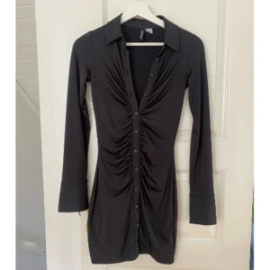 Klänning - Strl XS, använd 1 gång. Lite glansigt tyg och man kan knäppa alla knappar om man vill men de är bara dom uppknäppta knapparna på bilden som går att knäppa upp. Stretchig material. Skriv vid frågor/fler bilder. pris kan diskuteras❤️