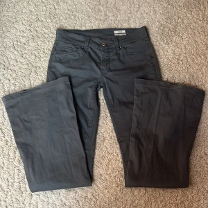 Lågmidjade byxor - Säljer dessa lågmidjade byxor som är som är i chinos-liknade material. Perfekta till våren och har söta detaljer på fickorna. Midjemåttet är: 72 cm och Innerbenslängden är: 75 cm💓