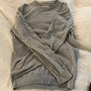 Stickad tröja - Använder inte längre därför säljer jag den. Köpte secondhand och pris kan diskuteras!😊