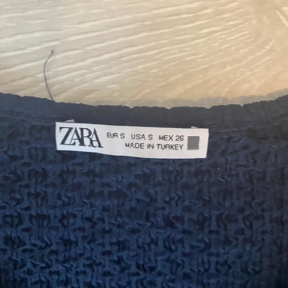 Säljer en superfin blå struktur tröja ifrån Zara då den inte används. Den är endast testad och är i stl s.. T-shirts.