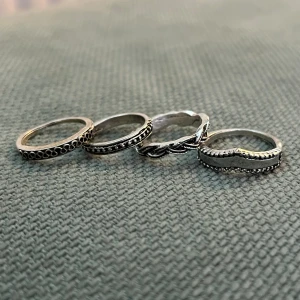 4 ringar set - Ett set av 4 silverringar. Använd köp nu!