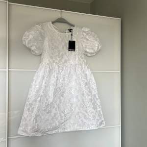 Jättefin oanvänd/ny vit klänning i babydollmodell storlek xs