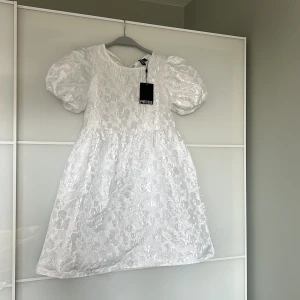 Klänning - Jättefin oanvänd/ny vit klänning i babydollmodell storlek xs