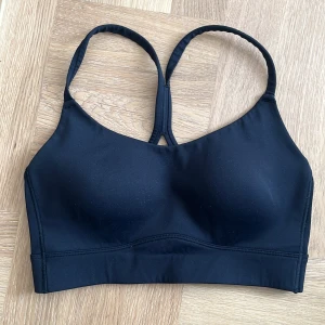 Stronger sport-bh - Knappt använd. Snygg passform och design. Light-medium support.