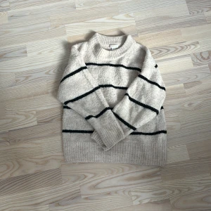  Randig tjocktröja -  Jättefin stickad tröja från  Gina Tricot lite nopprig därav priset original pris cirka 300 storlek 146/152