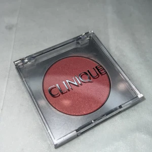 Clinique blushing blush  - Säljer denna fina clinique blush,den är använd några gånger & färgen är precious posy 🩷