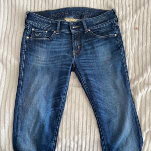 Säljer ett par snygga Jacob Cohen jeans. Marinblå färg, Nypris cirka 5000kr. Storlek 31 passar även 30.