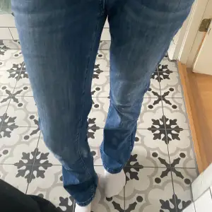 Säljer dessa skit snygga jeansen pga att det är för små. De är köpta för ett tag sedan på Zalando, märket - Cars Jeans. Är osäker på storleken men de kan vara 146 men inte säker(det står endast en 11 på själva plaget)❤️