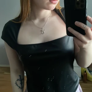 Svart hm topp - Fin ”fakeskinn” aktig topp från hm. För stor på mig:( bara testad 