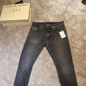 Säljer nu ett par as feta tiger of Sweden jeans. Skön färg, och bra skick. Modell pistolero (slim) Ny pris ligger runt 1400 medans vårt pris ändas ligger på 549kr. Bara att medela om ni har fler frågor💫💫