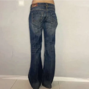 Jeans - I jätte bra skick, låg midjade. Nästan oanvända, vid intresse skriv för mer info 