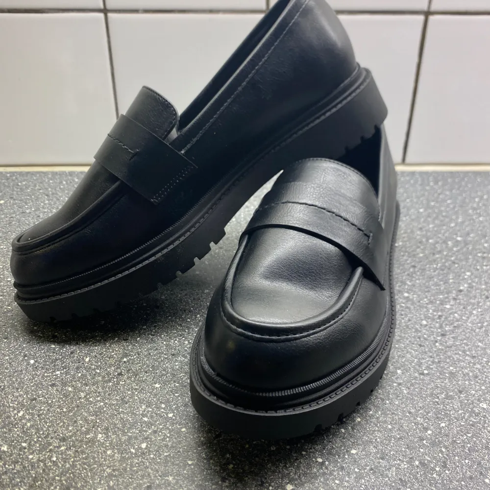 Super fina nya loafers 👞 . Skor.