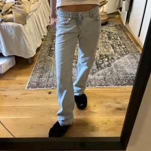 Lågmidjade jeans - Säljer dessa ljusblåa låg midjade jeans ifrån Weekday! As chill👌🏻storlek 25/32!