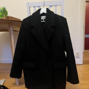 Dubbelknäppt kavaj i Teddy-material - I fint skick