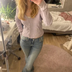 Tröja - Säljer min superfina och gulliga lila kofta storlek S då den inte kommer till användning så mycket längre💕 