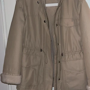 Jacka - Jackan från another store. Har haft den 4 gånger, inget fel med jackan, den ser ny ut storlek är S