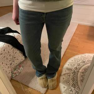 Superlow boot jeans från Levi’s! Använda cirka 2 ggr!🤍