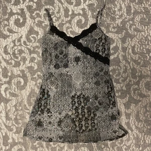 Vintage glittrig mesh linne med spets - det är lite genomskinligt och långt som en miniklänning. köpte som storlek xs men passar s bäst tänker jag
