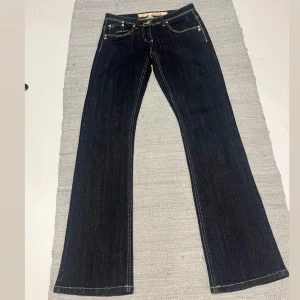 Lågmidjade bootcut jeans  - Lågmidjade bootcut jeans. Mörkblåa med lite glitter. Midjemått 36 cm, innerbenslängd 79cm. Köp via köp nu❤️‍🔥❤️‍🔥