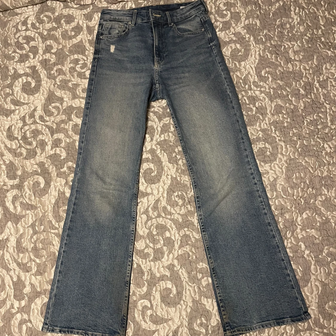 H&M högmidjade bootcut jeans - 90