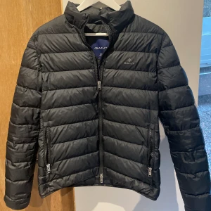 Gant Jacka - Säljer nu min  riktigt snygga Gant jacka Inga defekter alls Jackan är i ny skick Nypris 2500  Mitt pris 1199 men kom med bud, pris ej hugget i sten👍 Hör av er vid frågor eller funderingar🤗  Köparen står för frakten ✌️