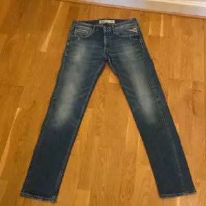 Jeans i mycket fint skick från märket Replay (Ronas). Storlek 30/32. Blå färg och fina detaljer.